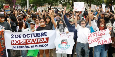 Marchas en Puebla conmemoran el 2 de Octubre y la masacre de Tlatelolco