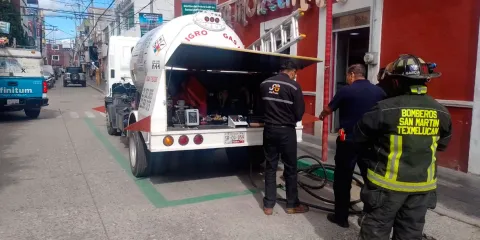 Corren en el centro de Texmelucan por olor a gas