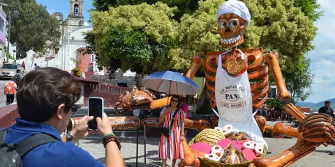 Atlixco abre Valle de Catrinas 2026 con figuras de hasta ocho metros