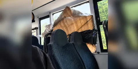 Viajan en unidades destartaladas: transporte de Texmelucan circula ¡sin ventanas!