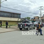 Dejan a dos hombres heridos de bala junto a una cartulina con amenazas en Texmelucan