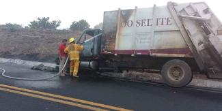 Chofer salva su vida tras incendiarse camión recolector en Azumbilla-El Seco