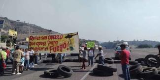 Con bloqueo en la Tehuacán-Oaxaca, habitantes exigen apoyo para apagar incendio