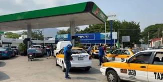 Maestros regalan gasolina de Pemex durante una protesta en Chiapas