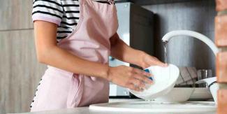 Mujeres destinan tres veces más horas a las labores domesticas que hombres