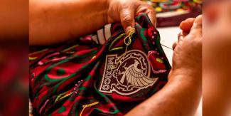 Artesanas textiles de Naupan, Puebla bordaron los jersey de la selección mexicana 