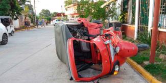 FOTO. Choque en Venustiano Carranza deja mototaxi destrozado y conductor herido 