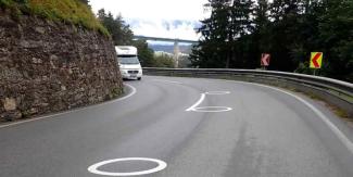 Conoce para qué sirven los círculos blancos colocados como señalamiento en carreteras
