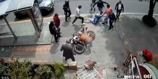 VIDEO. RATA recibe brutal golpiza tras caer de moto cuando huía en Colombia