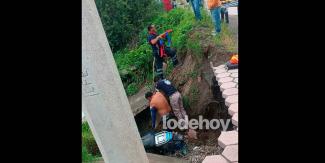 Motociclista grave tras derrapar y caer en zanja en Texmelucan