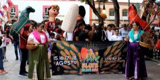 Roban elote gigante de la Feria del Elote en Atlixco