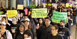 Protesta nocturna de trabajadores poblanos del Poder Judicial contra reforma