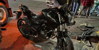 Motociclistas chocan contra taxi en Izúcar; menor sale volando