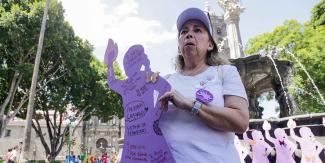 Con siluetas y reclamos por desaparecidas en Puebla, realizan homenaje a Paulina Camargo 