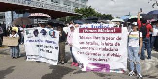 Mantienen protestas alumnos de Derecho en campus de Puebla contra reforma al Poder Judicial