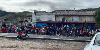 Ingresa a Puebla caravana de migrantes por carreteras de la Sierra Negra