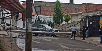 Edil de San Lorenzo Chiautzingo deja sin luz a vecinos tras chocar contra postes