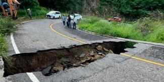 Lluvias desaparecen carretera e incomunica a comunidades de Chila de la Sal, Chiautla y Tulcingo