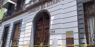 Manifestantes atacaron a huevazos el Congreso e impidieron el simulacro por sismo