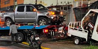 Borrachos se estampan contra autos, motos, derribaron techado y cortina de un local en Izúcar