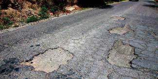 Lluvias destruyen carreteras en la Sierra Norte; conductores alerta ante peligros