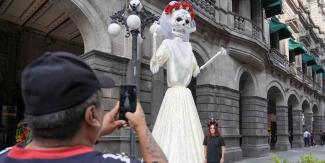 Espectáculo aéreo y Desfile de Calaveras en el cierre del Festival “La Muerte es un Sueño”