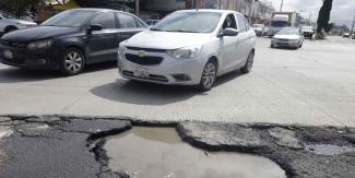 Reclamos por baches en la capital; llantas y suspensiones los costosos daños