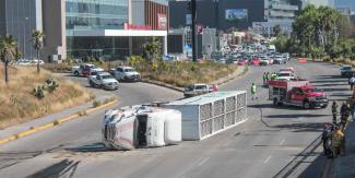 Peligrosa volcadura de tráiler con tanques de gas en la Vía Atlixcáyotl