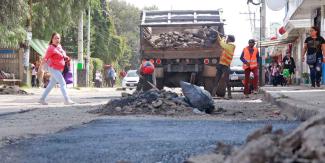 Supervisó Omar Muñoz trabajos de bacheo en Sanctorum 