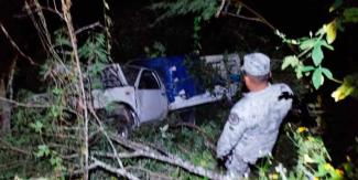 Un muerto y 10 lesionados al volcar camioneta en la carretera Teotitlán-Huautla