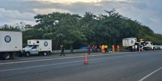 Se destroza camioneta en barra metálica en la México-Tuxpan; hay un muerto