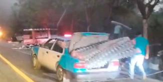 Conductor y taxistas aplican RAPIÑA en tráiler volcado en Jalpan; conductor atrapado