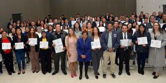 Rectora de la BUAP entrega constancias de capacitación a personal administrativo 