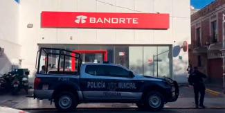 Robo con violencia en sucursal bancaria deja un herido en el centro de Tehuacán