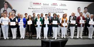 Enfermeras y enfermeros de Puebla reciben reconocimiento por su labor y contribución 