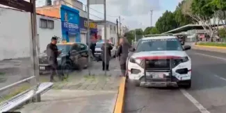 Detienen a dos asaltantes tras persecución en el bulevar 5 de Mayo en Puebla