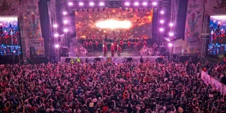 Asistentes a la Feria de Cuautlancingo bailan y disfrutan con Banda Cuisillos