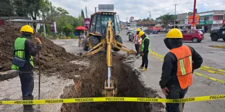 Atienden socavón en La María donde se hundió un vehículo por fuertes lluvias en Puebla