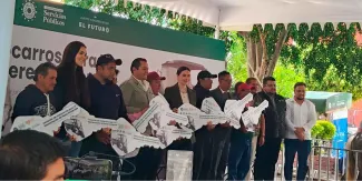 Texmelucan retira caballos de la recolección de basura y entrega motocicletas a recolectores