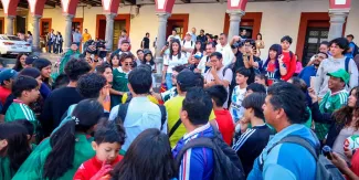 Gaby "La Bonita" Sánchez reúne a familias y jóvenes en intercambio de estampitas en Puebla