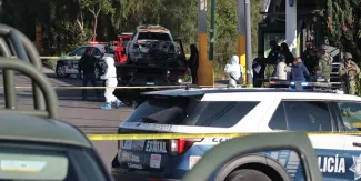 Hallan vehículo calcinado con dos cuerpos en Periférico; dejan mensaje de amenazas