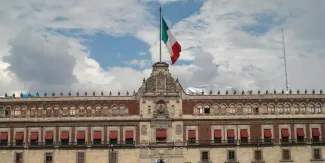 México supera el promedio de confianza en gobiernos de la OCDE