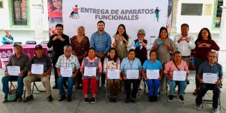 Tonantzin Fernández entrega apoyos auditivos en San Pedro Cholula