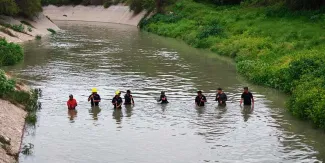 Buscan cuerpo de motociclista en canal de Valsequillo