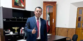 Critican al alcalde de Tepeyahualco por aparecer alcoholizado durante un evento
