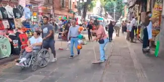 Comerciantes limpian calles del Centro Histórico de Puebla para prevenir nuevas inundaciones