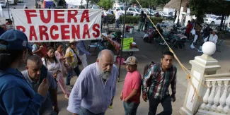Alcaldesa de Acatlán llega a Palacio Municipal entre protestas; habitantes piden su salida