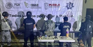 Hallan armas y drogas en operativo en el penal de Tehuacán