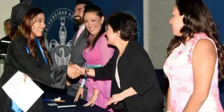 Lilia Cedillo preside graduación en preparatoria BUAP de Izúcar de Matamoros