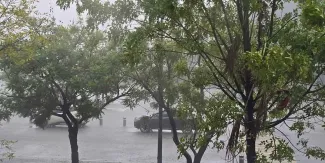 Tormenta eléctrica con lluvia provoca apagones en colonias de la capital; el río Atoyac al 95%  